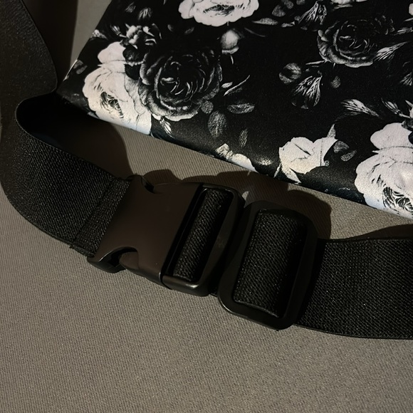 NWOT Black with white roses flat fanny pouch/belt bag - Picture 5 of 6
